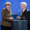 Johannes Ludewig, Vorsitzender des Nationalen Normenkontrollrats, übergibt den Jahresbericht 2015 an Bundeskanzlerin Angela Merkel.