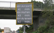 Über die Reisezeit zu Verkehrszielen in Hamburg informieren jetzt  zwei LED-Anzeigetafeln in Schleswig-Holstein. 