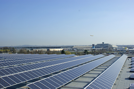 Rhein-Energie kauft die netzgekoppelte Photovoltaikanlage auf dem Dach des Frachtzentrums am Flughafen Köln/Bonn.