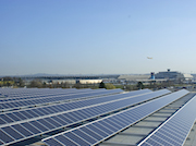 Rhein-Energie kauft die netzgekoppelte Photovoltaikanlage auf dem Dach des Frachtzentrums am Flughafen Köln/Bonn.