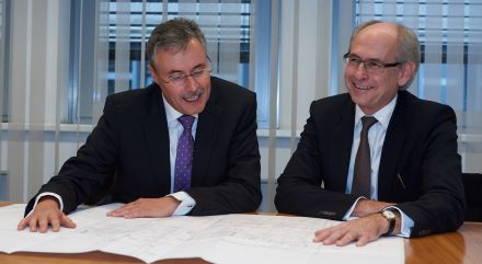 Vertragsunterzeichnung: Siemens soll die Gas- und Dampfturbinen-Anlage von Vattenfall in Berlin-Marzahn bauen.