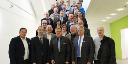 Vertreter der Stadtwerke Marburg, von EnergieNetz Mitte sowie der zehn Kommunen, der Energie Marburg-Biedenkopf und des Landkreises haben sich nach der Vertragsunterzeichnung versammelt.