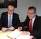 Bürgermeister Michael Kessler (r.) und Geschäftsführer der Stadtwerke Peine, Ralf Schürmann, besiegeln mit ihrer Unterschrift weitere 20 Jahre Strom- und Gaskonzession.