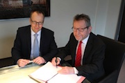 Bürgermeister Michael Kessler (r.) und Geschäftsführer der Stadtwerke Peine, Ralf Schürmann, besiegeln mit ihrer Unterschrift weitere 20 Jahre Strom- und Gaskonzession.