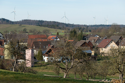 Am Horizont reihen sich alle Windräder des Windparks Kohlenstraße auf.