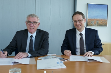 Dr. Matthias Schuster, Vivento (links) und Dr. Kay Ruge, Dt. Landkreistag, unterzeichnen den Vertrag zur einfacheren Nutzung von Interamt.