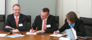 Vertreter von E.ON Metering und Siemens unterzeichnen die Kooperationsvereinbarung im Smart-Metering-Bereich.