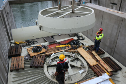Ende Oktober 2015 wurde die erste Very-Low-Head-Turbine in das neue Kraftwerksgebäude an der Iller gehoben.