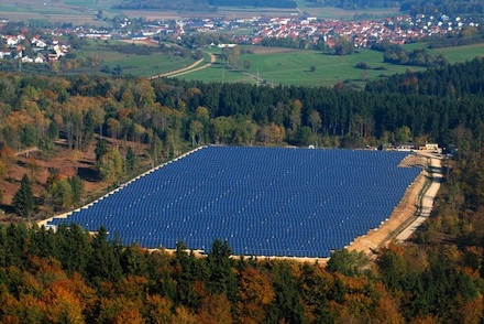 Am Solarpark der Stadtwerke Tübingen auf der Schwäbischen Alb beteiligen sich künftig vier Energiegenossenschaften.