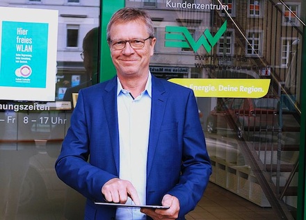 Vor dem EWV-Kundenzentrum kann EWV-Geschäftsführer Manfred Schröder bereits das Freifunknetz nutzen.