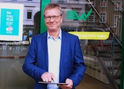 Vor dem EWV-Kundenzentrum kann EWV-Geschäftsführer Manfred Schröder bereits das Freifunknetz nutzen.