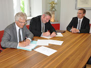 Der Freistaat Bayern und das Unternehmen naviga besiegeln ihre Zusammenarbeit im Bereich Gewerbe.
