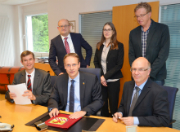 Herscheids Bürgermeister und Vertreter der Enervie-Gruppe zeichnen den Strom-Konzessionsvertrag für die kommenden 20 Jahre.