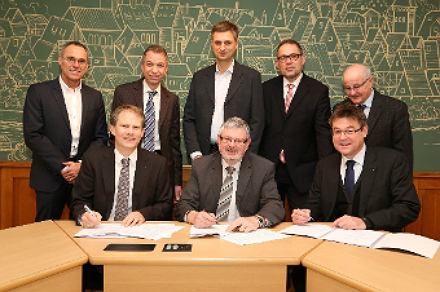 Die Partner unterzeichnen den Konzessionsvertrag.