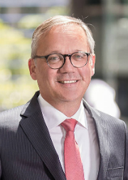 Der Vorstandsvorsitzende der ESWE Versorgung Ralf Schodlock kann das zweitbeste Ergebnis in der Unternehmensgeschichte präsentieren.