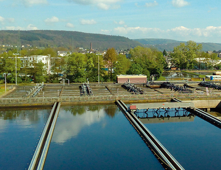 Beim Belegungsbecken des Trierer Hauptklärwerks kann gleich an mehreren Stellschrauben gedreht werden, um Einsparungen zu erzielen.