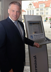 Christian Lösel, Oberbürgermeister der Stadt Ingolstadt, bei der Inbetriebnahme des ersten Bürgerterminals in der Sparkasse.