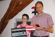 Christine Kullen und Martin Schröpel präsentieren den neuen Mängelmelder für die Stadt Konstanz.