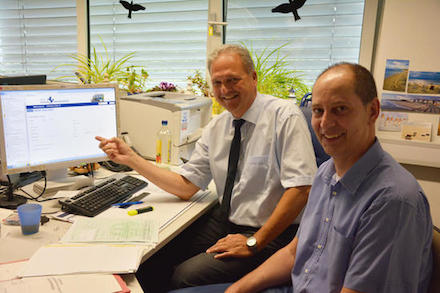 Volker Barrmeyer (l.) und Peter Diekmann freuen sich über das neue Tool, die Online-Anhörung im Kreis Herford.