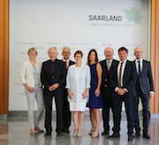 Annegret Kramp-Karrenbauer, Ministerpräsidentin des Saarlands, und die sieben Mitglieder des Digitalisierungsrats.