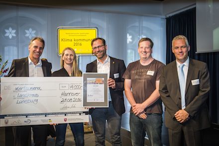 Mit der Auszeichnung Klima kommunal 2016 erhält der Kreis Lüneburg einen Scheck über 4.000 Euro.