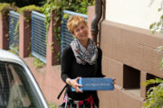 Freiwilliger Lieferservice: Ivonne Hofstadt aus Eisenberg bringt das bestellte Paket persönlich zu einem ihrer Mitbürger nach Hause.