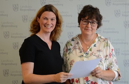 Landrätin Tanja Schweiger (links) begrüßt die neue Datenschutzbeauftragte Elisabeth Mayer im Regensburger Landratsamt.