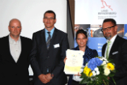 Vertreter der Stadt Prenzlau und von Kieback&Peter nehmen den Energieeffizienzpreis 2016 entgegen. 