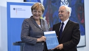 Johannes Ludewig, Vorsitzender des Nationalen Normenkontrollrats, übergibt Bundeskanzlerin Angela Merkel den Jahresbericht 2016.