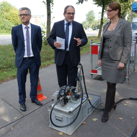 Einblasgerät für Glasfaserkabel: M-net und die Stadtwerke Augsburg erschließen vier Gewerbegebiete mit Breitband-Anschlüssen.