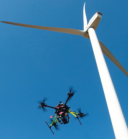 Flugdrohnen liefern mit ihren Bildern wichtige Daten für eine lückenlose Dokumentation von Windparks.