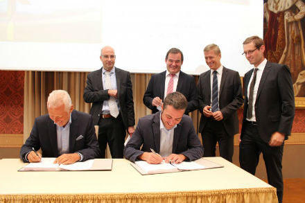 Rekommunalisierung: ESB-Geschäftsführer Werner Bähre (links im Bild) und Bürgermeister Thomas Herker unterzeichnen den Konzessionsvertrag für das Gasnetz.