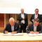 Rekommunalisierung: ESB-Geschäftsführer Werner Bähre (links im Bild) und Bürgermeister Thomas Herker unterzeichnen den Konzessionsvertrag für das Gasnetz.