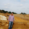 „Wo wir jetzt noch leere Sandberge sehen, werden bald die ersten Metallgestänge in den Boden gerammt“, erklärt EWV-Projektleiter Matthias Betsch.
