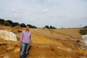 „Wo wir jetzt noch leere Sandberge sehen, werden bald die ersten Metallgestänge in den Boden gerammt“, erklärt EWV-Projektleiter Matthias Betsch.