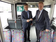 MIT.BUS-Geschäftsführer Mathias Carl (links) und IPmotion-Geschäftsführer Florian Kempf (rechts) stellen die neue Technik für das WLAN in Gießener Stadtbussen vor.
