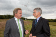Baden-Württembergs Umwelt- und Energieminister Franz Untersteller (links im Bild) und MVV-Vorstandschef Georg Müller nehmen Windpark in Betrieb.
