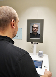 Im Schweriner Stadthaus können Bürger am Selbstbedienungsterminal biometrische Passbilder erstellen.