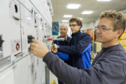 Stadtwerke-Mitarbeiter arbeiten an der Modernisierung der Stromstation. 
