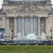 Mit einem schmelzenden Reichstagsmodell aus Eis macht Zukunft Erdgas auf das Verfehlen der Klimaschutzziele 2020 aufmerksam.
