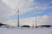 Eine neue Windkraftanlage dreht sich in Ulrichstein im Vogelsbergkreis. Sie ist Teil des von ovag Energie betriebenen Windparks Ulrichstein Platte.