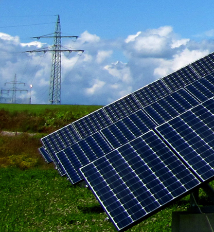 Die Smart Grids Forschungsgruppe der Hochschule Ulm betreibt mit der Netzgesellschaft der Stadtwerke Ulm/Neu-Ulm zwei Testgebiete mit insgesamt 85 Photovoltaikanlagen.