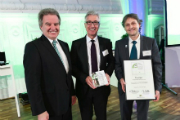 Umweltminister Franz Untersteller (Bündnis 90/Die Grünen) überreicht den Preis an Karl Roth und Markus Schleyer in Stuttgart.