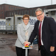 Die saarländische Ministerpräsidentin Annegret Kramp-Karrenbauer nimmt gemeinsam mit STEAG-Chef Joachim Rumstadt das Großbatterie-System in Betrieb.