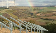 Der Solarpark Auf dem Hackenberg hatte im April 2016 einen Zuschlag in der vierten Ausschreibungsrunde für PV-Freiflächenanlagen erhalten.