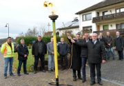 EAM Geschäftsführer Georg von Meibom (v.l.), Melsungens Bürgermeister Markus Boucsein und Vizelandrat Jürgen Kaufmann entzünden die Erdgasflamme in Röhrenfurth.