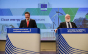 Maroš Šefčovič, Vizepräsident für die Energieunion and Miguel Arias Cañete, Kommissar für Klimapolitik und Energie, stellen das EU-Energiepaket vor. 