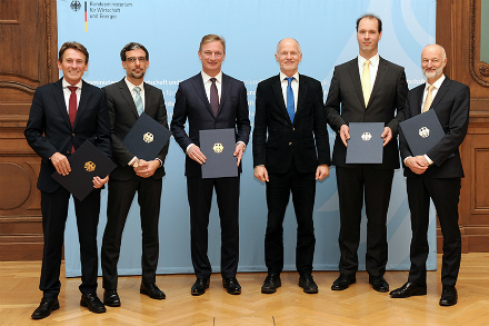 Staatssekretär Rainer Baake hat die Förderbescheide an die Vertreter der fünf Schaufensterregionen Intelligente Energie überreicht. 