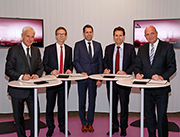 Stadt Wolfsburg und Volkswagen unterzeichnen Absichtserklärung zur gemeinsamen Realisierung einer Smart City. 