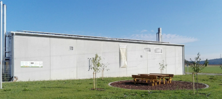 Die Heizzentrale in Lupburg umfasst ein Holzvergaser-Blockheizkraftwerk, drei Biomassekessel, eine PtH-Anlage und zwei Pufferspeicher mit je 20.000 Litern.